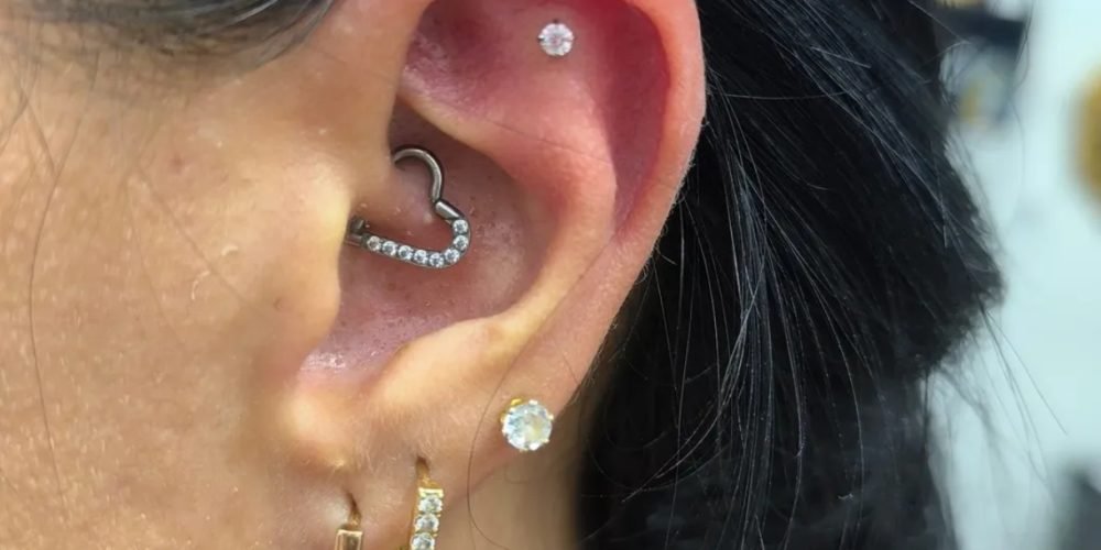 PIERCING ORELHA EM SANTA ISABEL - KINGS TATTOO