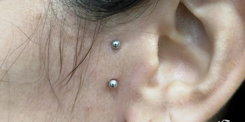 PIERCING VERTICAL TRAGUS EM SANTA ISABEL - BODY PIERCER RENAN REA