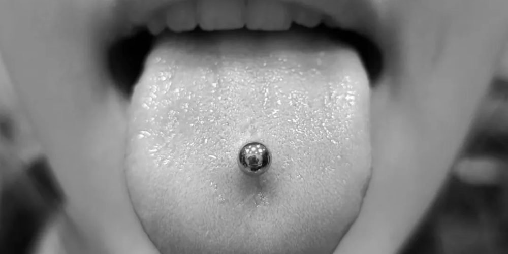 PIERCING LINGUA EM SANTA ISABEL - KINGS TATTOO