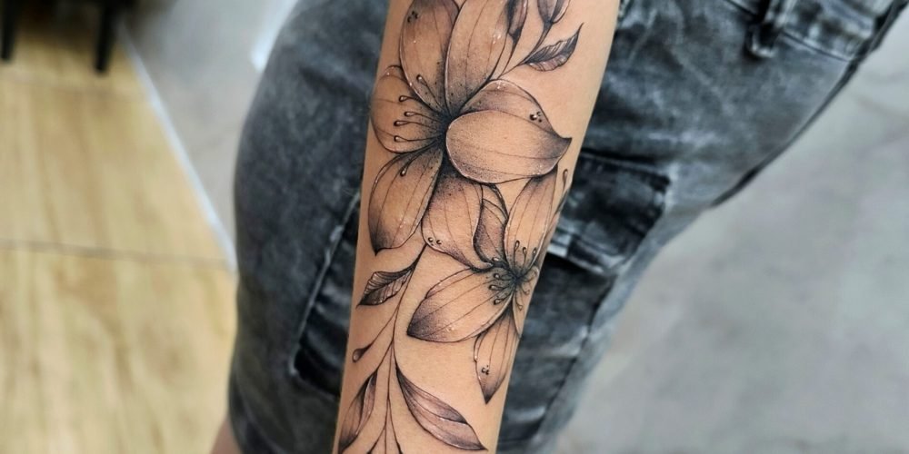 TATTOO FLORAL DELICADA - TATUADOR RENAN REA